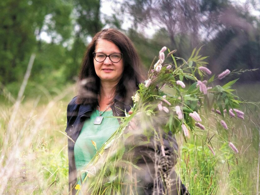 Justyna Pargieła najbardziej lubi oprowadzać po łąkach i lasach, uczyć rozpoznawania dzikich roślin jadalnych i naturalnie rosnących ziół. Choć ma za sobą studia ziołoznawstwa, studia podyplomowe, kursy fitoterapii, studiuje „Zielarstwo i Fitoprodukty” na Uniwersytecie Przyrodniczym w Lublinie