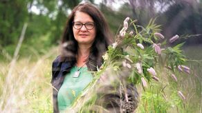 Justyna Pargieła najbardziej lubi oprowadzać po łąkach i lasach, uczyć rozpoznawania dzikich roślin jadalnych i naturalnie rosnących ziół. Choć ma za sobą studia ziołoznawstwa, studia podyplomowe, kursy fitoterapii, studiuje „Zielarstwo i Fitoprodukty” na Uniwersytecie Przyrodniczym w Lublinie