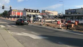 Oba etapy inwestycji są realizowane w tym samym czasie. Z powodu przebudowy zamknięty jest dojazd do ulicy Partyzantów od strony ul. Reja