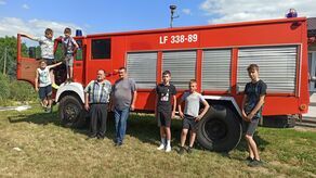 Stary wóz nadaje się już tylko do tego, by zapozować przy nim do zdjęcia