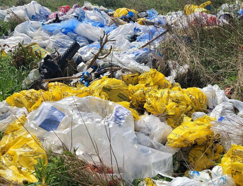 Wśród śmieci znajdowały się odpady bytowe, folie, plastiki.