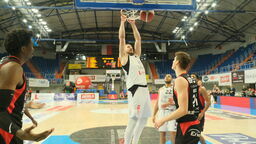 Roman Szymański (w białym stroju) w poprzednim sezonie grał przeciwko Michałowi Krasuskiemu (pierwszy z prawej). W nadchodzącym rozgrywkach będą klubowymi kolegami

