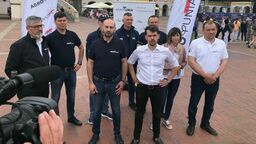 Działacze Agrounii podczas konferencji prasowej na Rynku Wielkim w Zamościu zapewniali, że ich ugrupowanie to nowa jakość w polskiej polityce.