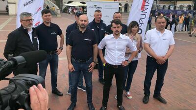 Działacze Agrounii podczas konferencji prasowej na Rynku Wielkim w Zamościu zapewniali, że ich ugrupowanie to nowa jakość w polskiej polityce.