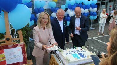 Akademia Bialska świętuje tortem i premiami dla pracowników. Za co te nagrody?