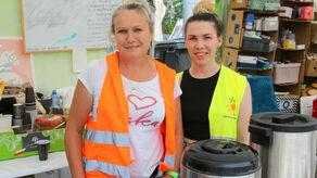 Ostatnie „Mopety” na markuszowskim „posterunku”. Z lewej pani Agnieszka z Wólki Kątnej, jedna ze stałych dyżurnych. Z prawej Lolita z Lubelskiego Centrum Wolontariatu