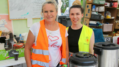 Ostatnie „Mopety” na markuszowskim „posterunku”. Z lewej pani Agnieszka z Wólki Kątnej, jedna ze stałych dyżurnych. Z prawej Lolita z Lubelskiego Centrum Wolontariatu