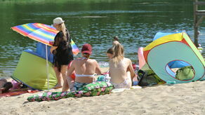 Jest piaszczysta plaża, ale również wiele miejsc na rozłożenia koca w cieniu