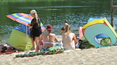 Jest piaszczysta plaża, ale również wiele miejsc na rozłożenia koca w cieniu