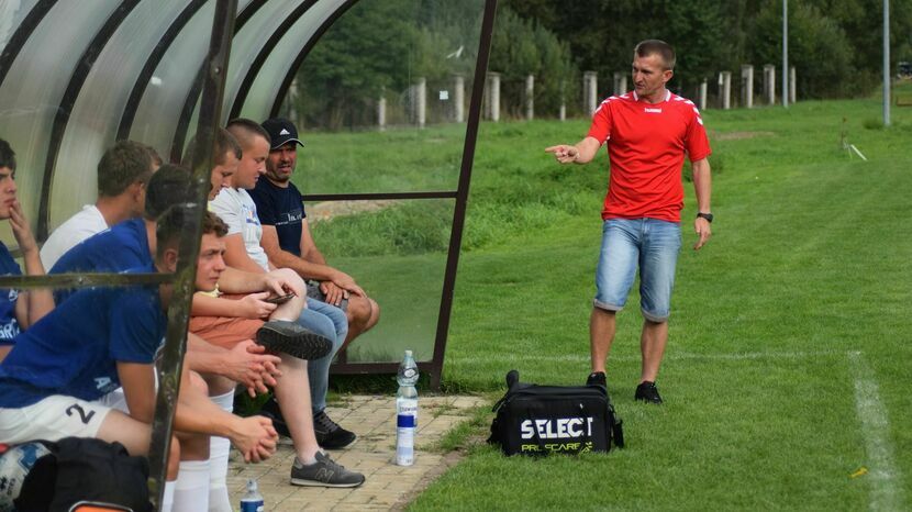Bogdan Antolak (w czerwonej koszulce) po blisko roku przerwy wrócił na trenerską ławkę i prowadzi obecnie Tanew Majdan Stary<br />
<br />

