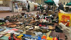 Można wybierać wśród starych książek, zabawek, płyt...