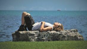 Warto zadbać o szacunek wobec własnego ciała przejawiający się między innymi uważnością na jego potrzeby i podejmowaniem prozdrowotnych zachowań oraz odrzucanie nierealistycznych wzorców atrakcyjności fizycznej promowanych przez media