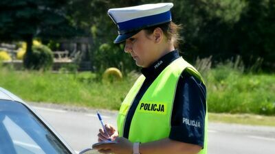 "Alkohol i narkotyki". Policjanci badali, ścigali i wlepiali mandaty