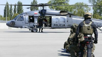 Black Hawk i pies w goglach. Tak ćwiczą policyjni kontrterroryści w Lublinie