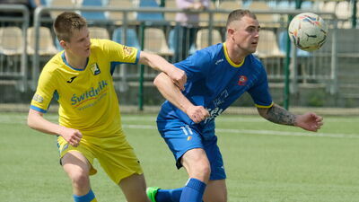 Tomasz Nowak (w niebieskim stroju) w ostatnich tygodniach imponuje formą

