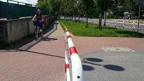 Ścieżka rowerowa po południowej części ul. Lubelskiej urywa się na wysokości supermarketu Stokrotka