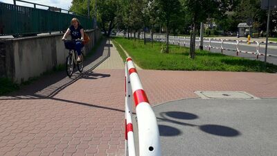 Ścieżka rowerowa po południowej części ul. Lubelskiej urywa się na wysokości supermarketu Stokrotka