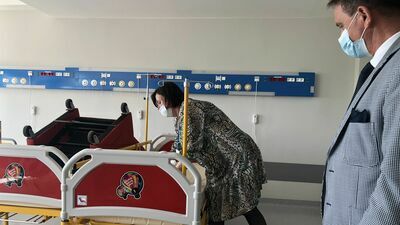 W „pachnących nowością” salach dla małych pacjentów na szóstym piętrze szpitala są już meble. Beata Zams skompletowała zespół pielęgniarski. Dyrektor Fimiarz znalazł lekarzy, ale brakuje mu jeszcze ordynatora.