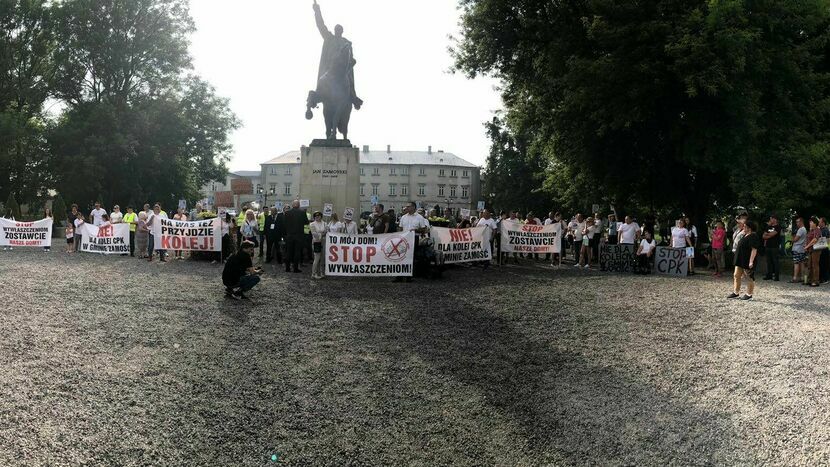 Protest z 10 czerwca, który pod pomnikiem Hetmana Jana Zamoyskiego zgromadził kilkuset mieszkańców gminy Zamość był dopiero początkiem ich walki z rządowymi planami inwestycyjnymi.
