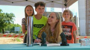 Dorota Stefanek-Langham, zastępca kanclerza ds. dydaktyki i studiów międzynarodowych (na zdjęciu ze swoimi dziećmi) podpisuje akt erekcyjny inwestycji