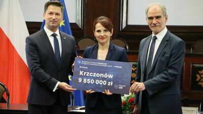 Jeśli politycy PiS jeżdżą po terenie i wręczają czeki to znak, że zaczęła się kampania wyborcza. Na zdjęciu od lewej poseł Sylwester Tułajew, wójt Krzczonowa Katarzyna Bryda oraz starosta lubelski Zdzisław Antoń