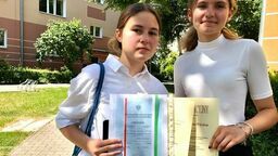 Karolina i Ania wróciły do domu ze świadectwami z podwójnymi paskami