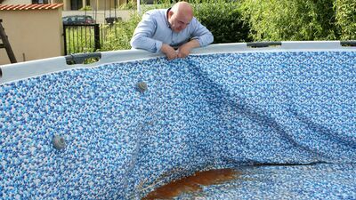 Marek Pawulski z trudem doczyścił basen po rdzawym osadzie, którym zaległ na jego całym dnie tuż po napełnieniu zbiornika wodą z miejskiego wodociągu