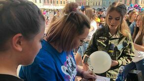 Kolejka chętnych do tego, by zrobić sobie zdjęcie z "Mamą na obrotach" była długa.