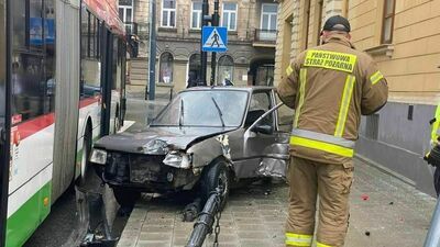 Lublin. Trolejbus zderzył się z osobówką. Auto niemal doszczętnie zniszczone