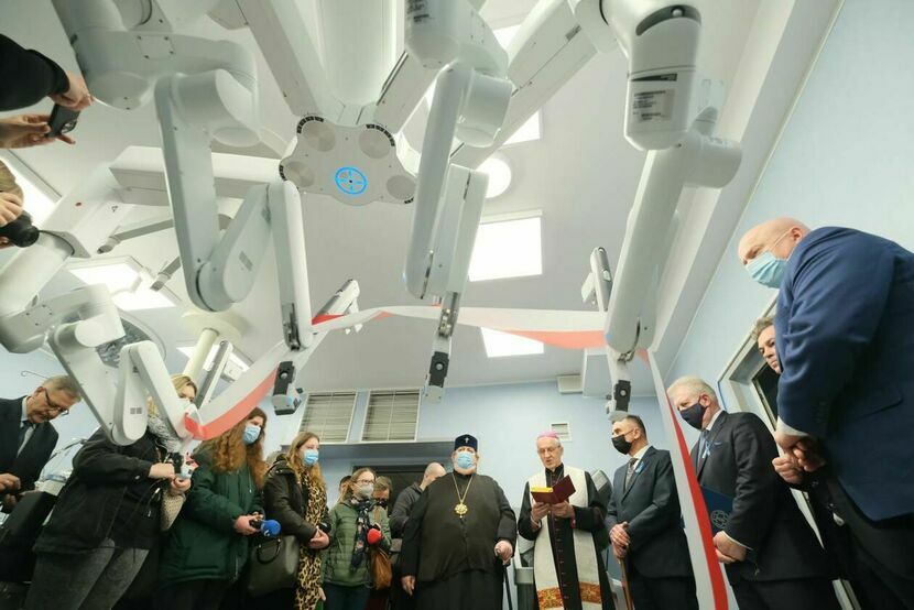 Robot da Vinci kosztował 14 milionów 950 tysięcy złotych. Zakup został w całości sfinansowany z pieniędzy województwa lubelskiego. Na zdjęciu: inauguracja jego działalności w kwietniu tego roku
