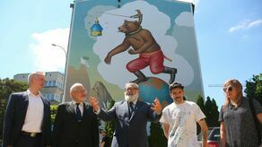 W Lublinie niedźwiedź depcze kulę ziemską. Nowy mural nieco się opóźni [zdjęcia]