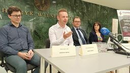 W środku Wojciech Rodek