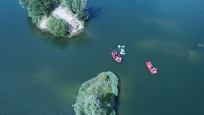 W poniedziałek strażacy wydobyli zatopionego citroena z dna żwirowni