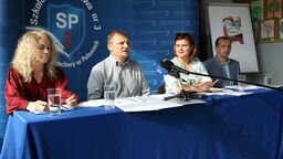 Koordynatorzy akcji społecznego poparcia dla „trójki”. W środku Paweł Kiełpsz i Katarzyna Dorosz-Dębska, którzy w środę zwołali konferencję prasową poświęconą sytuacji szkoły