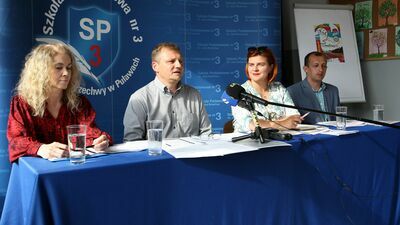 Koordynatorzy akcji społecznego poparcia dla „trójki”. W środku Paweł Kiełpsz i Katarzyna Dorosz-Dębska, którzy w środę zwołali konferencję prasową poświęconą sytuacji szkoły