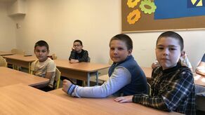 Chłopcy tworzący starszy oddział mają za sobą doświadczenia z nauki w publicznych polskich podstawówkach, ale kiedy ruszył oddział przygotowawczy, przenieśli się tutaj