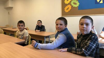 Chłopcy tworzący starszy oddział mają za sobą doświadczenia z nauki w publicznych polskich podstawówkach, ale kiedy ruszył oddział przygotowawczy, przenieśli się tutaj