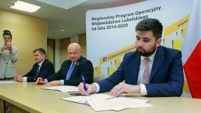 Władze województwa zwiększyły dofinansowanie unijnego projektu, w ramach którego Chełm dostał wsparcie m.in. na zakup przystanków