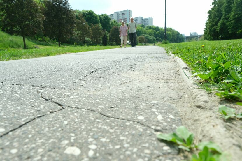 Asfaltowa alejka sypie się i musi łączyć ruch pieszych z rowerowym