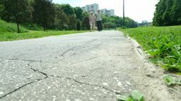 Asfaltowa alejka sypie się i musi łączyć ruch pieszych z rowerowym