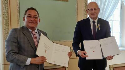 Krzysztof Żuk Rashedem Mustafą Sarwarem, koordynatorem UNICEF ds. Sytuacji Kryzysowych na rzecz Uchodźców w Polsce.