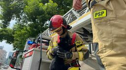 Akcja „kot” przy Krakowskim Przedmieściu. Strażacy ratują księżniczkę Leię