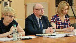 W środku Wojciech Wilk