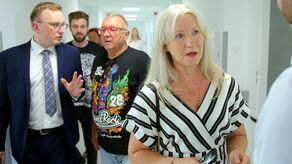 – Widzę jak nas potrzebują. Nie chodzi nawet o zastrzyki, ale o uśmiech, podanie ręki czy rozmowę – opowiada pielęgniarka Barbara Jakubczak (na pierwszym planie)