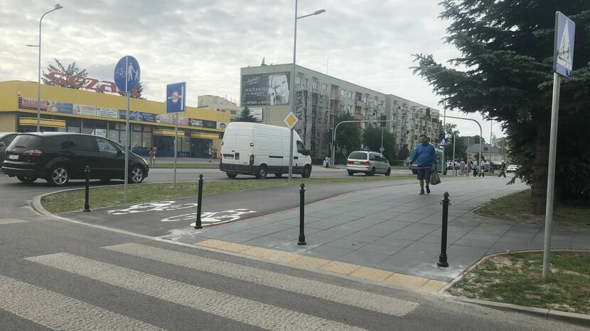 Zamiast kul na ul. Piłsudskiego są teraz słupki blokujące samochodom wjazd na chodniki. 