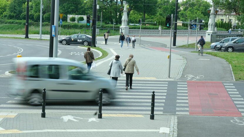 Problemem na przejściu dla pieszych przed Galą jest to, że kierowcy, którzy na zielonym świetle skręcają z ul. Fabrycznej w al. Unii Lubelskiej, nie ustępują pierwszeństwa pieszym znajdującym się na przejściu i rowerzystom korzystającym z przejazdu