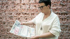 Jadwiga Hereta, dziennikarka Tygodnika Zamojskiego, która opisała sprawę przetargu w PGK, z egzemplarzem gazety, w którym miał się ukazać kolejny artykuł o spółce i jej prezesie, ale z uwagi na zakaz sądu nie mógł zostać opublikowany