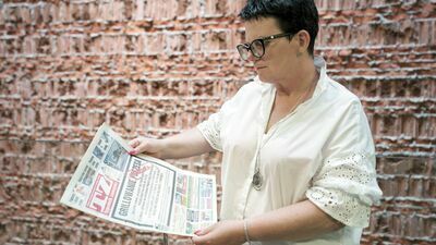 Jadwiga Hereta, dziennikarka Tygodnika Zamojskiego, która opisała sprawę przetargu w PGK, z egzemplarzem gazety, w którym miał się ukazać kolejny artykuł o spółce i jej prezesie, ale z uwagi na zakaz sądu nie mógł zostać opublikowany