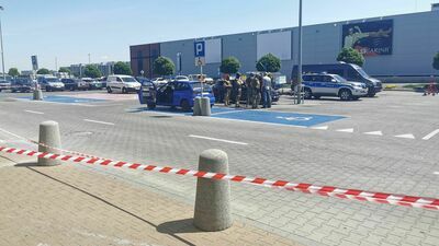 Akcja policji przy markecie przy ul. Mełgiewskiej