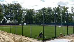 Aktualnie na placu budowy trwają m.in. prace przy układaniu sztucznej trawy na boisku piłkarskim